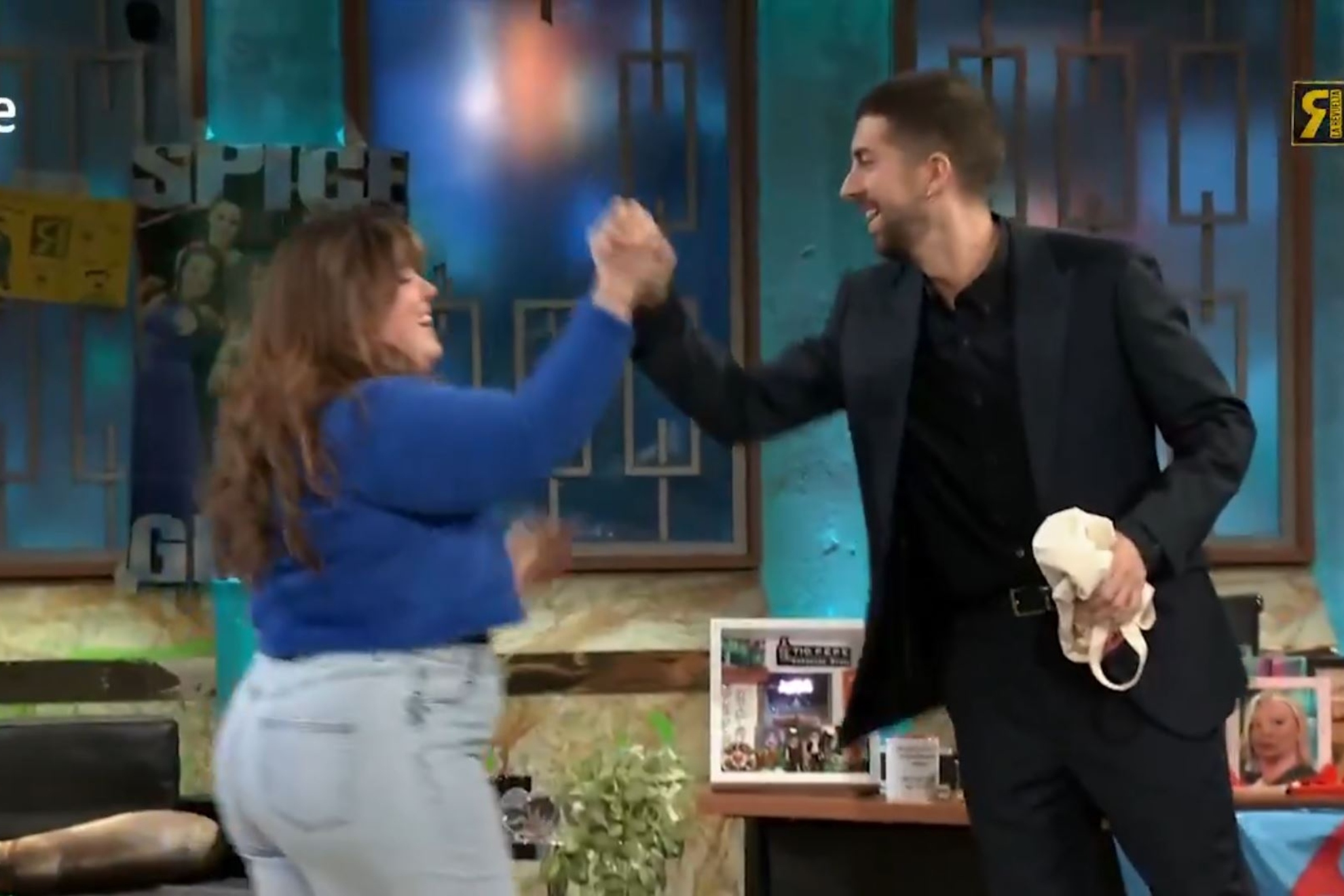 不仅仅是对 不仅仅是对